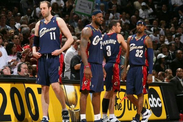 米切尔复出轰8记三分砍37分，骑士主场力擒老鹰终结连败！